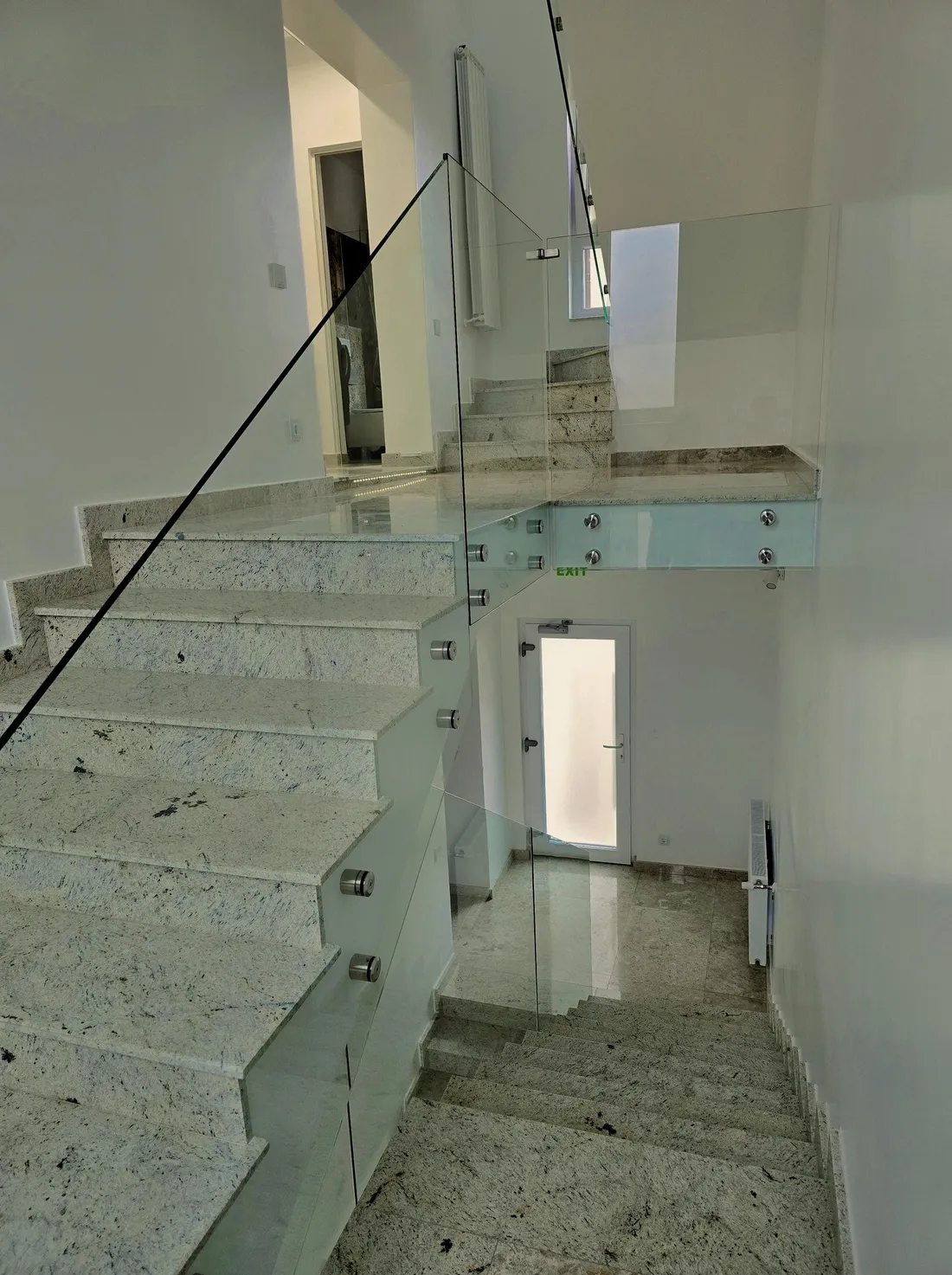 Interior — Scară cu balustradă de sticlă
